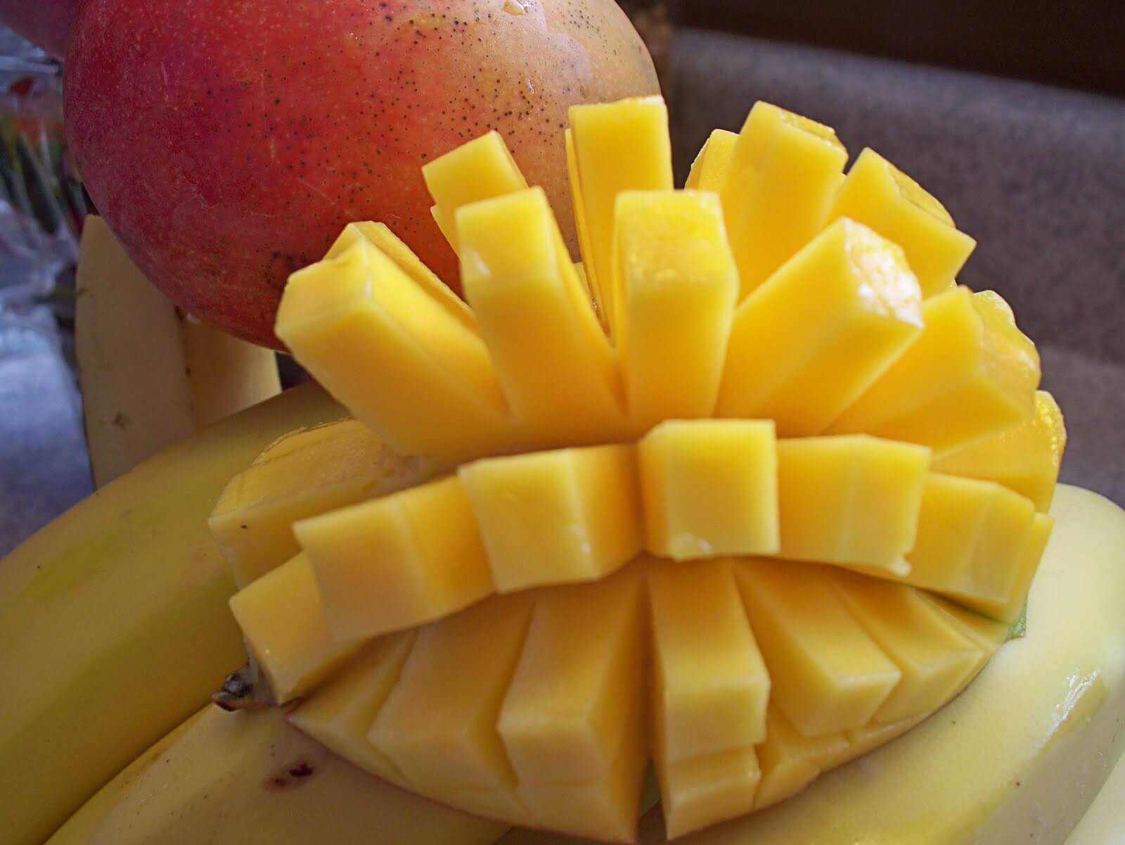как нарезать манго кубиками пошагово