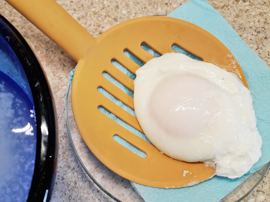 Пашот яйца рецепт в кастрюле. Яйцо пашот приготовление. Варка яиц пашот. Яйцо пашот воронка. Яйцо пашот варится.