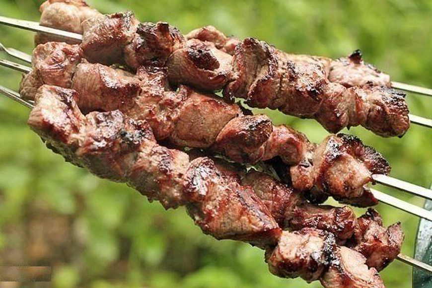 Как маринуют мясо для шашлыка на Кавказе, популярные рецепты
