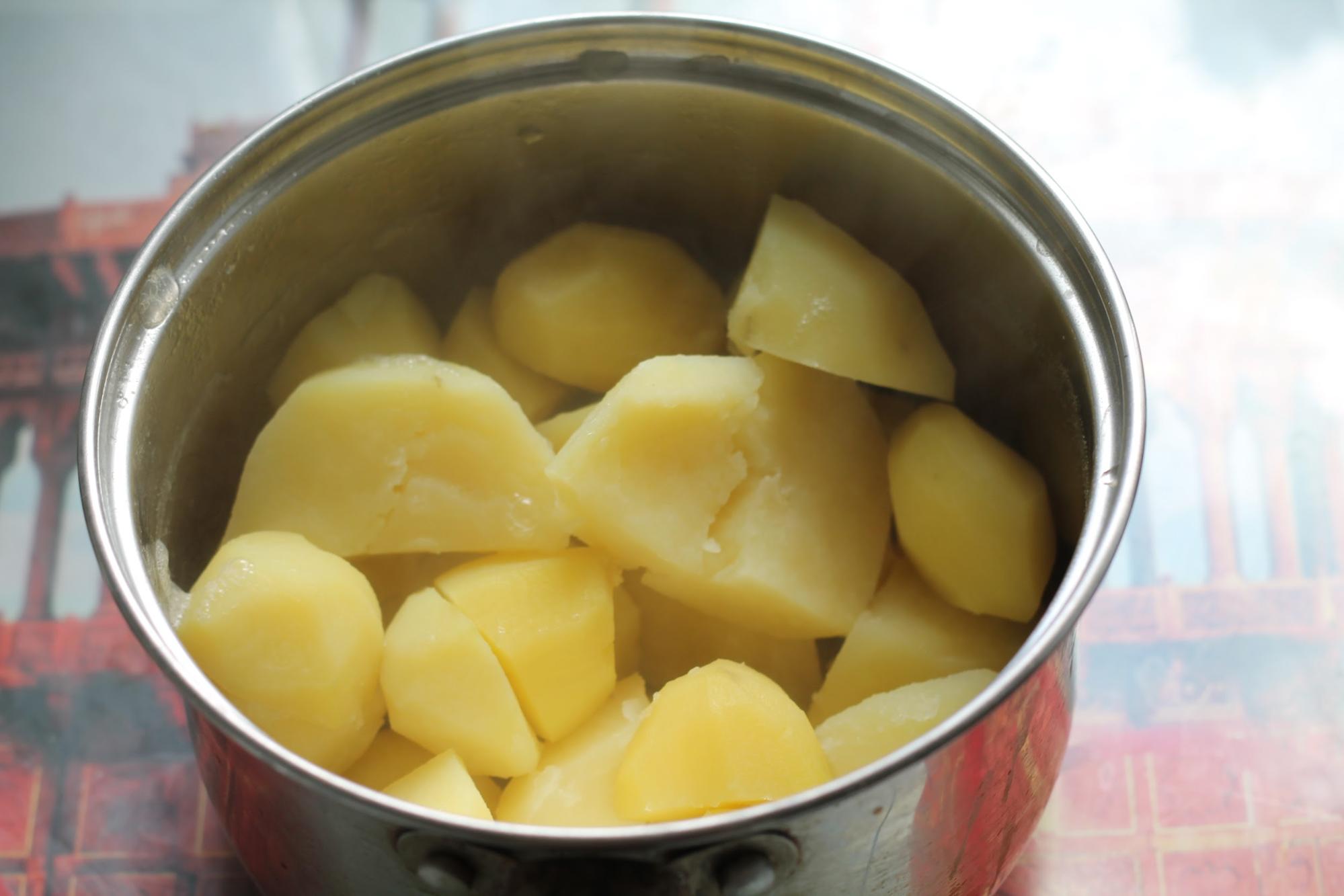 Вареная картошка в кастрюле
