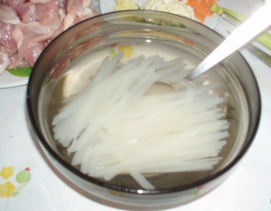 рисовая лапша с креветками и курицей с фото