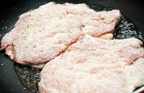 Как приготовить Сочный шницель из свинины на сковороде рецепт пошагово
