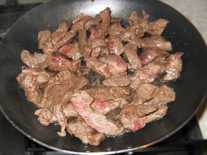 Вкусно приготовить говядину на сковороде кусочками с луком в подливе рецепт приготовления с фото