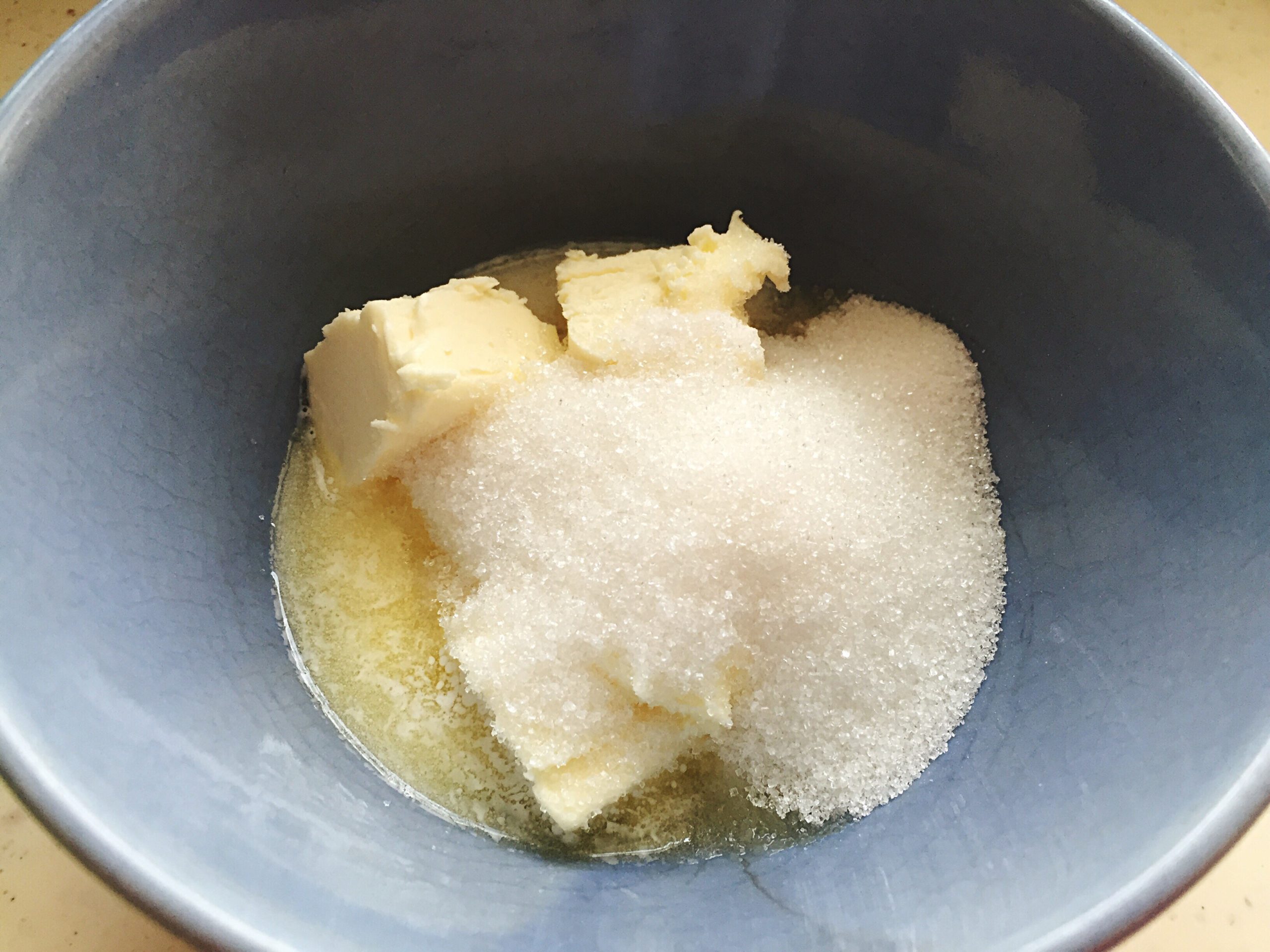 Сливочное масло растереть с сахаром
