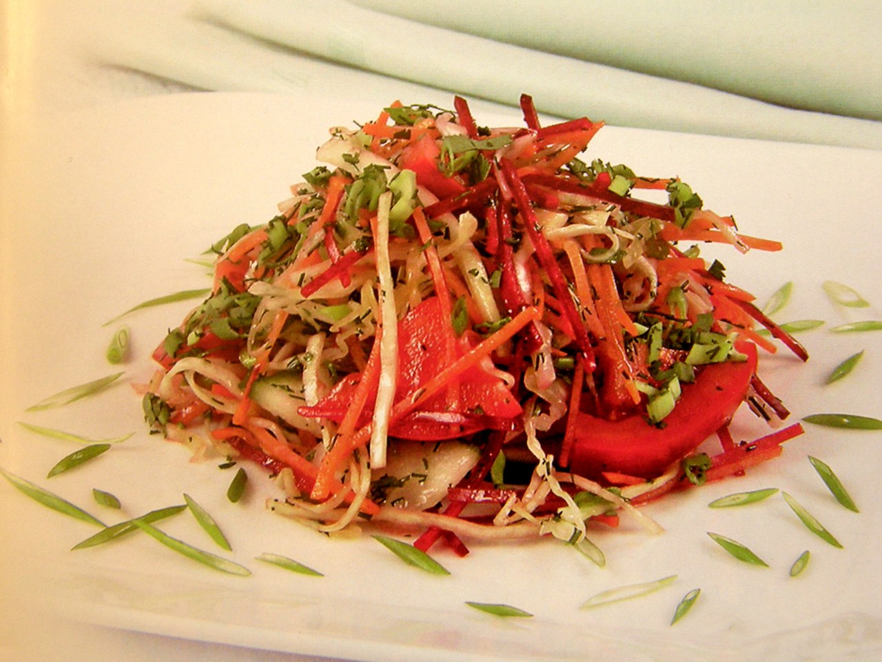 Рецепты салата из свежего перца. Витаминный (капуста, перец, огурец, морковь) 100г - 35р. Салат витаминный. Овощной витаминный салат. Овощной салат с морковью.