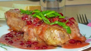 Запеченная свинина с клюквенным соусом – кулинарный рецепт